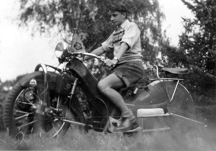 Egbert Kankeleit auf einer Megola im Jahr 1947
