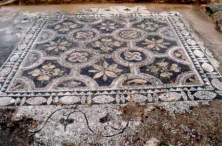 Mosaikhaus der Südthermen mit Kreismuster
              auf schwarzem Grund